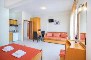 ein Wohnzimmer mit Sofa und Tisch in der Unterkunft Studios Panagiota in Potos