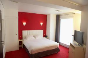 Un pat sau paturi într-o cameră la Les Maritonnes Parc & Vignoble