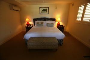 Un pat sau paturi într-o cameră la Pavilion Hotel
