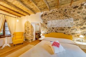 เตียงในห้องที่ Albergo Diffuso Mannois