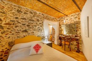 เตียงในห้องที่ Albergo Diffuso Mannois