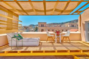 balcone con vista sulla città di Homey a Ermoupoli