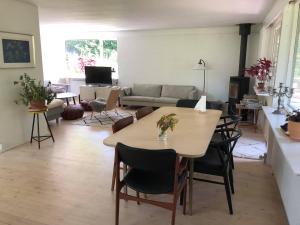 sala de estar con mesa, sillas y sofá en Villa 4 rooms, en Hillerød