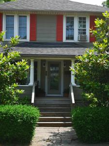 una casa con una puerta roja y escaleras en Your Oasis in Niagara Falls Canada, en Niagara Falls