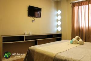 Ένα ή περισσότερα κρεβάτια σε δωμάτιο στο Hotel Alto Parana