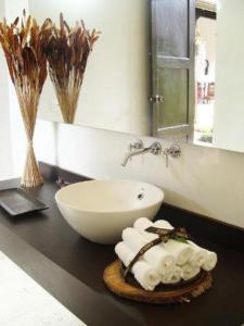 a bathroom with a sink and a bowl on a counter at Hotel Hacienda El Roble in Los Santos