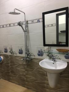 a bathroom with a sink and a mirror at Huynh Gia in Da Nang