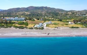 ゲンナジーにあるAegean Horizon Beachfront Villasの山々を背景に広がる海岸の空中風景