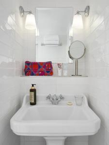 Ένα μπάνιο στο Hotel Taylor +71 φωτογραφίες