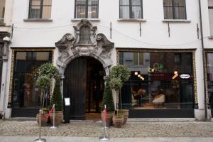 an entrance to a store with potted plants in front of it at Gulde Schoen Luxury Studio-apartments in Antwerp