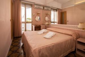 Postel nebo postele na pokoji v ubytování Hotel Giovanella