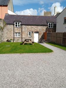 a house with a picnic table in front of it at Castle Square Apartments Beaumaris in Beaumaris