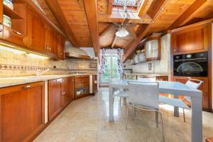 a kitchen with wooden cabinets and a table and chairs at Casa da Suite Maestosa in Sesto San Giovanni