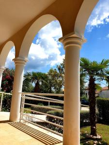 un arco con palmeras en el fondo en IstraNova Apartments, en Rovinj