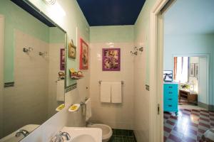 uma casa de banho com um lavatório e um WC em Albergo da Annita - room only em Rapolano Terme