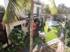 una vista aérea de una casa con jardín y piscina en Pousada Sonho Verde en Rio das Ostras