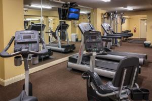 un gimnasio con cintas de correr y máquinas elípticas en The Olde Mill Inn Basking Ridge, en Basking Ridge