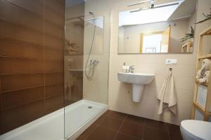een badkamer met een douche, een toilet en een wastafel bij Apartamento L&G Centro in Ayamonte