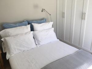 Postel nebo postele na pokoji v ubytování Windsurfing seaside apartment Artemida