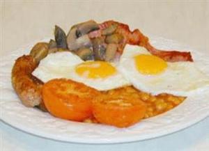un plato de comida con huevos y verduras en una mesa en Victoria Inn, en Alston