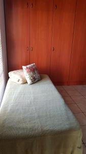 uma cama com uma almofada num quarto em Chevandeaux 1 - Merlot em Franschhoek