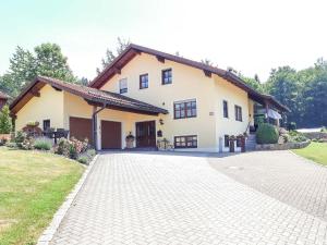 une maison avec une allée en briques devant elle dans l'établissement FeWo Kreitl, à Waldmünchen