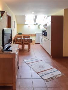 cocina y sala de estar con mesa en FeWo Kreitl, en Waldmünchen