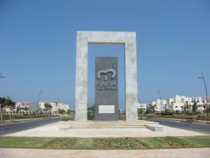 un monument au milieu d'une route dans l'établissement Chez Younès Appartement Marina Saidia Ap2, à Saïdia