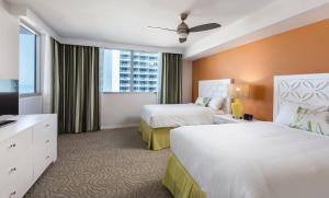 A bed or beds in a room at Club Wyndham Clearwater Beach Resort