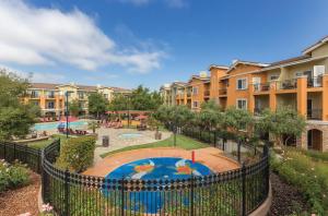 vista para um parque infantil num complexo de apartamentos em Vino Bello Resort em Napa