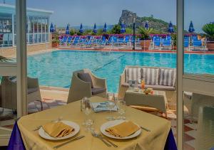 Bazén v ubytování Hotel Parco Cartaromana nebo v jeho okolí