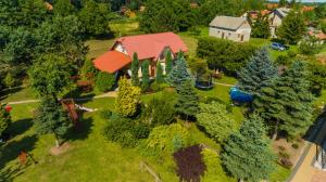 an aerial view of a house with a garden at Muszelka pokoje gościnne in Sztutowo