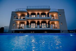 Bazén v ubytovaní Frunze Luxury Apartments alebo v jeho blízkosti