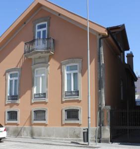 pomarańczowy budynek z oknami i balkonem w obiekcie CASA RIETSCH w mieście Matosinhos
