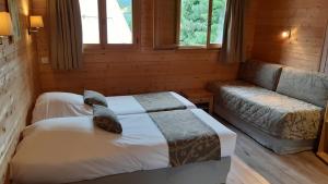 Postel nebo postele na pokoji v ubytování Logis Hotel & Spa Beau-Site