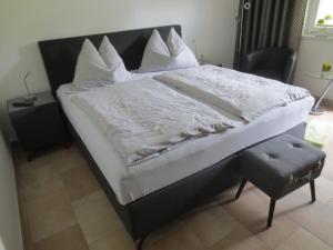 A bed or beds in a room at Ferienwohnungen Fritz