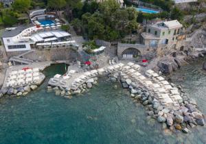 een luchtzicht op een resort in het water bij Imperiale Palace Hotel in Santa Margherita Ligure