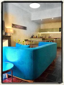 un soggiorno con divano blu e sedie di Apartment Albert a Carcassonne
