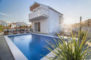 ブロダリツァにあるVilla Tamaraの家の前のプール