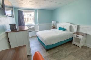 Ein Bett oder Betten in einem Zimmer der Unterkunft John Yancey Oceanfront Inn