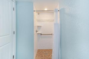 Ein Badezimmer in der Unterkunft John Yancey Oceanfront Inn