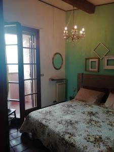 een slaapkamer met een bed en een kroonluchter bij CASA LAURA Garda lago in Pozzolengo