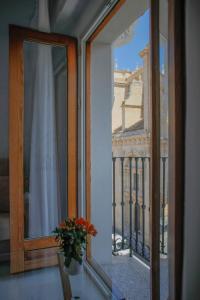 A balcony or terrace at Domus Apartamentos Granada con parking gratuito en pleno centro