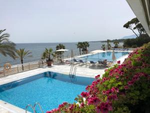 Bazén v ubytovaní Marina Mariola by Coral Beach alebo v jeho blízkosti
