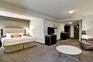 Posteľ alebo postele v izbe v ubytovaní Coast Kamloops Hotel & Conference Centre