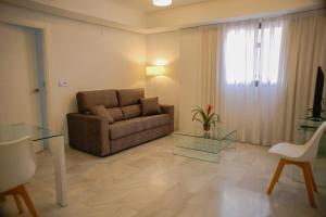 A seating area at Domus Apartamentos Granada con parking gratuito en pleno centro
