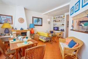 een woonkamer met een tafel en stoelen bij Villa Gabry in Bagheria
