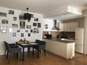 ブダペストにあるFresh, Stylish Apartment in the center!のキッチン、ダイニングルーム(テーブル、椅子付)