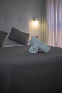 A bed or beds in a room at Domus Apartamentos Granada con parking gratuito en pleno centro