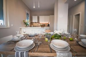 ブロダリツァにあるVilla Tamaraのダイニングルームテーブル(皿、ワイングラス付)
